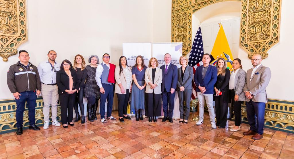 Group photo of representatives at Ecuadorean repatriation ceremony