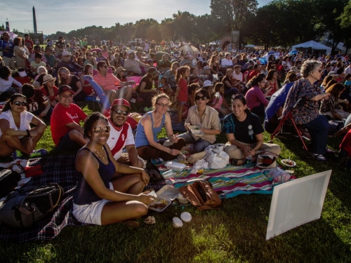 crowd picnicking on Mall