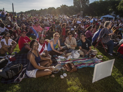 Crowd gathered for a concert on the Mall