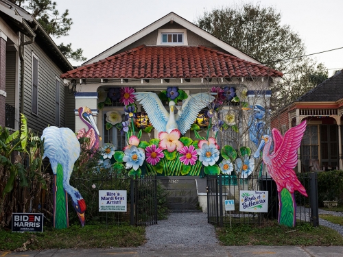 Yardis Gras house decorations
