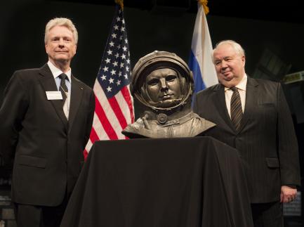 Presentation of Gargarin bust