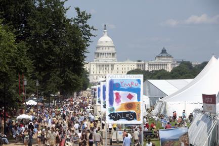 crowds at the 2009 Folklife Festival