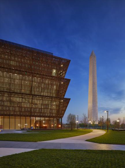 The museum with the Washington Monument