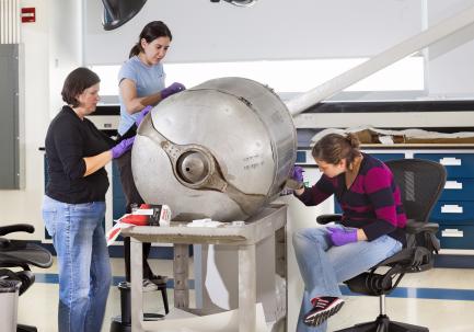 Udvar-Hazy Center - Emil Buehler Conservation Laboratory