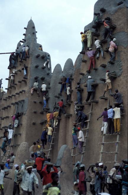 Masons replastering Grand Mosque