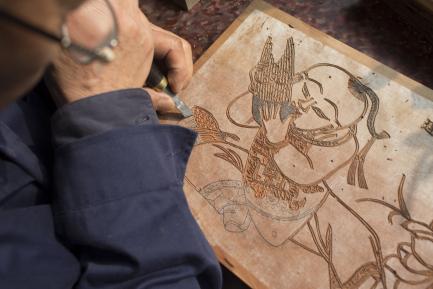 Gao Yan works on a painting