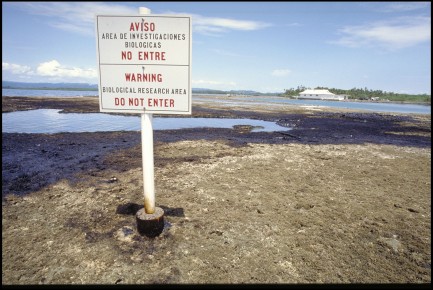 Warning sign in Spanish and English